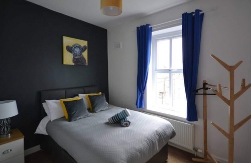 Padfield House | This house is a 3 bedroom(s), 1 bathrooms, located in Glossop, Derbyshire.