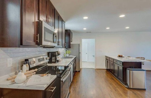 Madison House | This house is a 3 bedroom(s), 2 bathrooms, located in Nashville, TN.