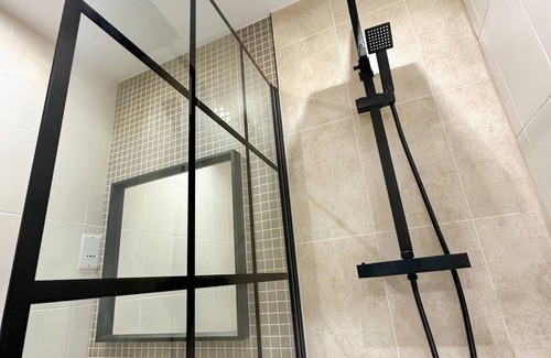 Manchester House | This house is a 4 bedroom(s), 2 bathrooms, located in Manchester, England.