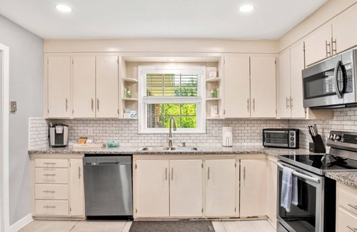 East Pensacola Heights House | This house is a 4 bedroom(s), 2 bathrooms, located in Pensacola, FL.
