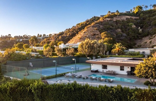Trousdale Estates House | This house is a 4 bedroom(s), 4.5 bathrooms, located in Beverly Hills, CA.
