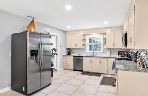 East Pensacola Heights House | This house is a 6 bedroom(s), 3 bathrooms, located in Pensacola, FL.