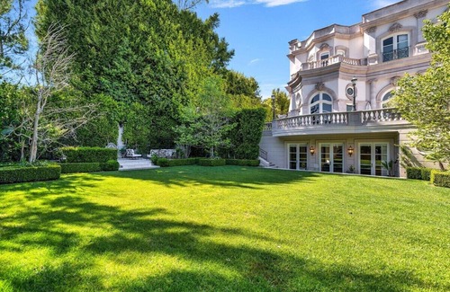 Beverly Hills House | This house is a 8 bedroom(s), 9 bathrooms, located in Beverly Hills, CA.