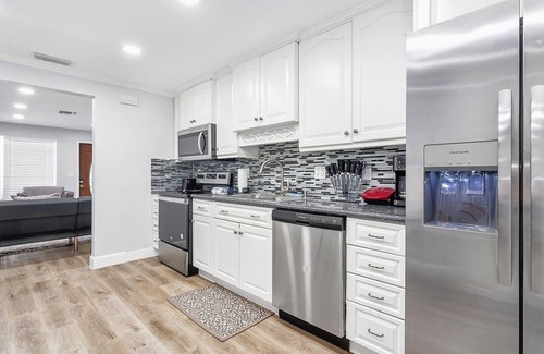Hollywood House | This house is a 2 bedroom(s), 1 bathrooms, located in Fort Lauderdale, FL.