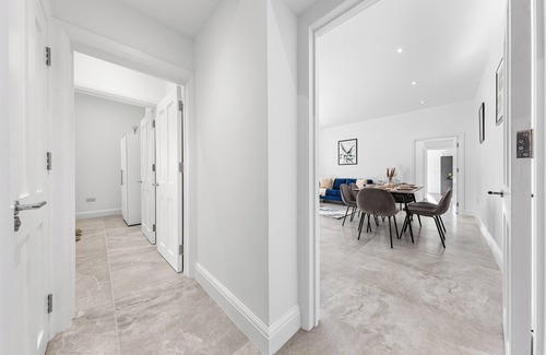 Marylebone Apartment | This is a large 4 bed, 2.5 bath garden apartment in a buzzing neighborhood!