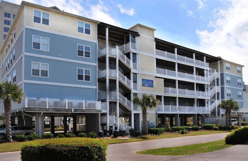 Crescent Beach Villa | This is it! Spacious Luxury 8 Bedroom Villa, Pool, Hs Internet