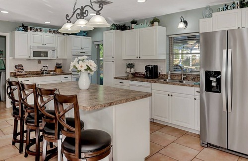 South Venice House | THIS IS THE HOUSE YOU'VE BEEN LOOKING FOR! 3 King Beds, Fence, Pets ok, Pool