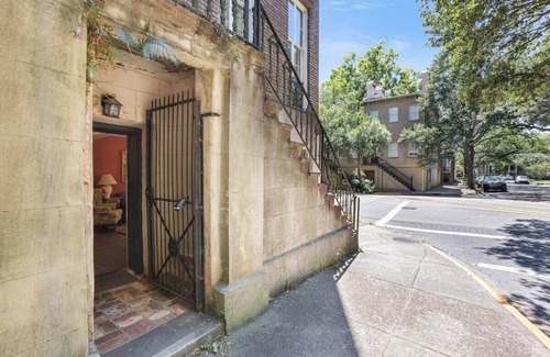 Historic Downtown Savannah Apartment | This is your ideal Savannah retreat, offering a blend of historic charm, modern comfort, and a peaceful ambiance.