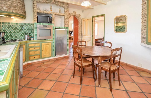 Saint-Pierre-de-Vassols House | This large holiday home with swimming pool is ideal for family holidays.