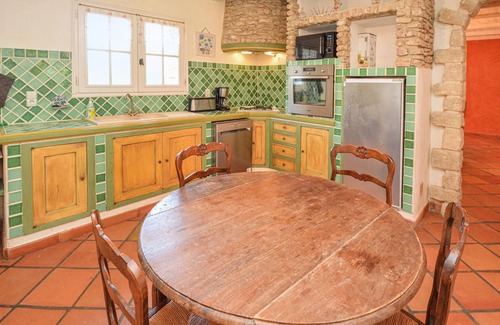 Saint-Pierre-de-Vassols House | This large holiday home with swimming pool is ideal for family holidays.
