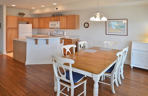 Avalon Condo | This lovely 3 bedroom, 2 bath Windward Harbor Condominium is beautifully decorated.