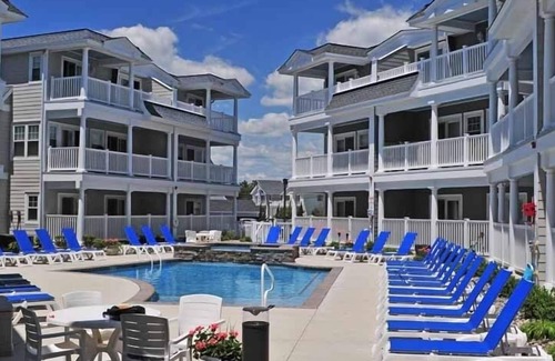 Avalon Condo | This lovely 3 bedroom, 2 bath Windward Harbor Condominium is beautifully decorated.