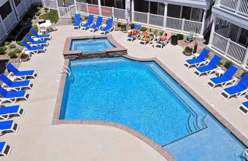 Avalon Condo | This lovely 3 bedroom, 2 bath Windward Harbor Condominium is beautifully decorated.