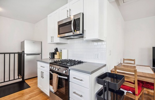 South Berkeley Apartment | This lovely 3BR apartment in Berkeley offers comfort and convenience