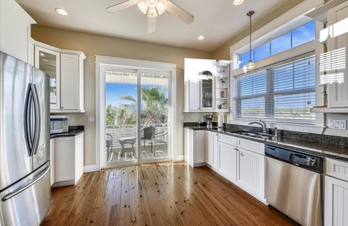 St. George Island House | THIS MAGNIFICENT HOUSE, SITS ABOVE ALL THE HOUSES AROUND IT!