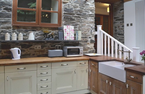Liskeard Cottage | This pet-friendly, end-of-terrace cottage is ideal for family or friends holidaying together.