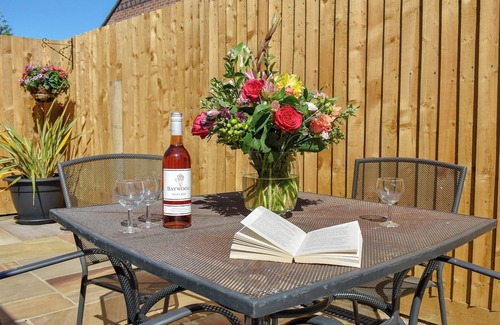 Poole Cottage | This pet-friendly property is family retreat.