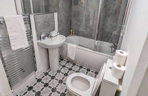 Edgbaston Apartment | This serviced apartment is a 2 bedroom(s), 1.5 bathrooms, located in Birmingham, England.