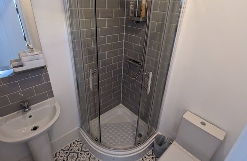 Edgbaston Apartment | This serviced apartment is a 2 bedroom(s), 2 bathrooms, located in Birmingham, England.