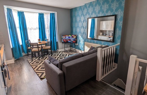 Edgbaston Apartment | This serviced apartment is a 2 bedroom(s), 2 bathrooms, located in Birmingham, England.