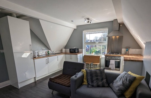 Edgbaston Apartment | This serviced apartment is a 2 bedroom(s), 1 bathrooms, located in Birmingham, England.