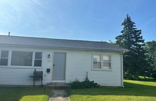 DeKalb House | This space close to the Northern Illinois University and I-88 Highway.