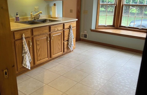 Akron House | This spacious, pristine 3 bedroom retreat is ideal for families & larger groups