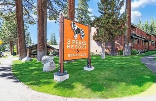South Lake Tahoe House | This Spacious 2 Bedroom 1 Bath Townhouse in South Lake Tahoe Sleeps 6