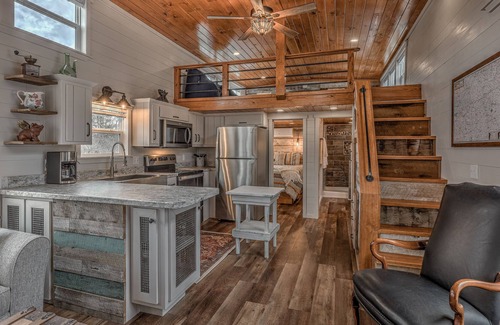 Young Harris Apartment | This tiny house is a 2 bedroom(s), 1 bathrooms, located in Young Harris, GA.