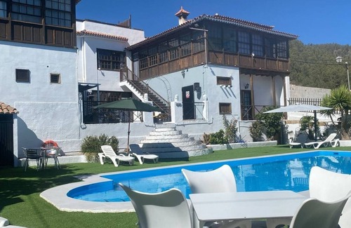 Vilaflor Apartment | This twin room has two single beds with a private separate bathroom (bathroom across the hallway). The view is of the whole garden area and the sea can be seen on clear days.