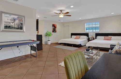 Pembroke Pines Villa | This villa is a 5 bedroom(s), 3 bathrooms, located in Pembroke Pines, FL.