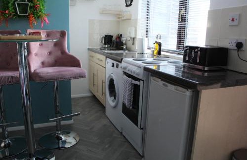 Runnymede Apartment | Thorpe Park Studio - Detached Stay & Free Gated Parking