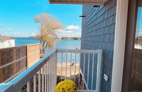 Leeds and the Thousand Islands Cottage | Thousand Islands Luxury Peninsula Getaway - 360 Water View -