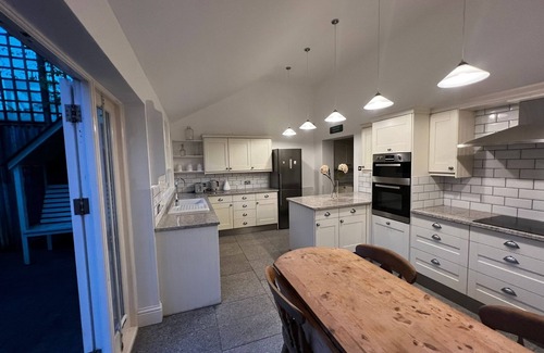 Christchurch House | Three Bed House/Outdoor hot tub/Minutes from beach and new forest!