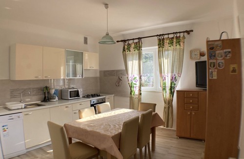 Lun Apartment | Three bedroom apartment with terrace and sea view Lun, Pag (A-9395-a)