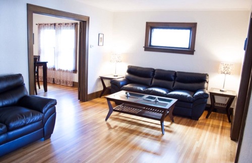 Niagara Falls Apartment | Three Bedroom Entire Apartment Great for Families.