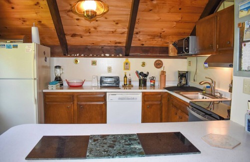 Dennis House | Three bedroom home sleeping 7 on Bayside with central air!