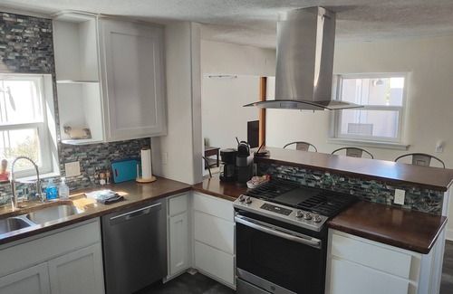 Summit Park House | Three bedroom home near the University of New Mexico and heart of Albuquerque