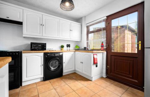 Walsall House | Three Bedroom House - Garden Space - Parking Included - Netflix Access - Parking - 74B