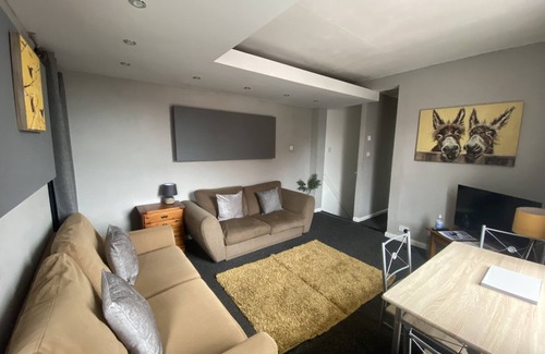 Nottingham House | Three bedroom modern apartment within a stones throw from the city centre