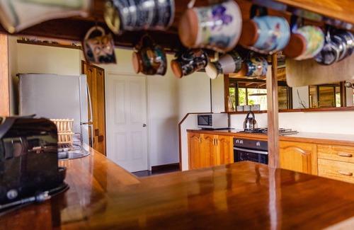 Byfield Cottage | Three bedroom timber home sleeps 7