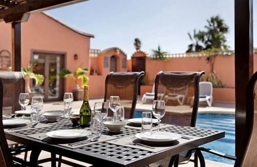 San Miguel de Abona Villa | Three bedrooms, three bathrooms, and a large swimming pool and air conditioning.