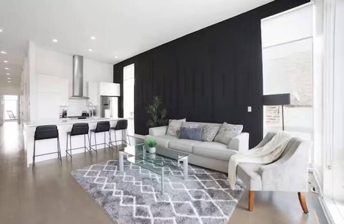 Ukrainian Village House | Three Condos! Full Building Rental
