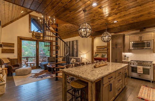 Banner Elk Cabin | Three Little Bears at Eagles Nest - pet friendly, walk to tennis