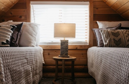 Sandpoint Cabin | Three Peaks Cabin- Chapman Springs