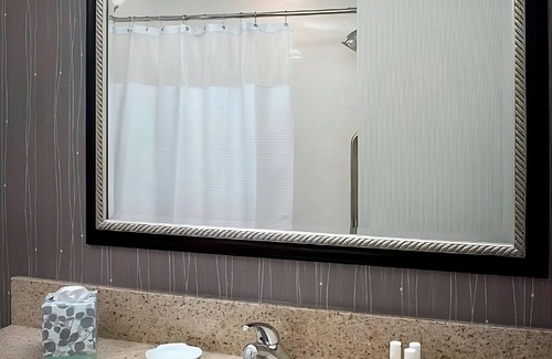 Newark Resort | THREE Relaxing Units, Indoor Swimming Pool, Pets Allowed, Free Parking!