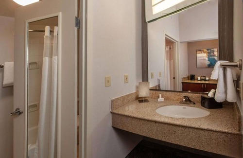 Newark Resort | THREE Relaxing Units, Indoor Swimming Pool, Pets Allowed, Free Parking!
