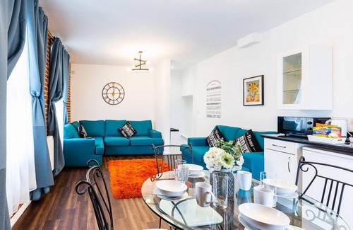 Newcastle-upon-Tyne Apartment | Through the Looking Glass