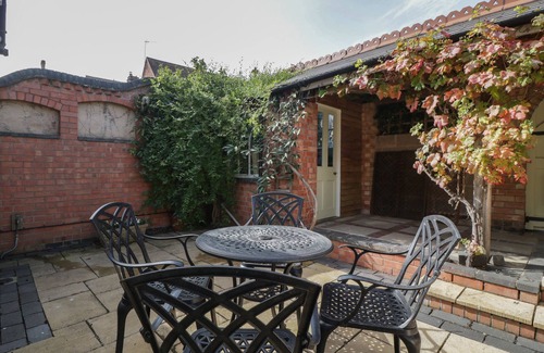 Malvern House | THYME COTTAGE, pet friendly, with a garden in Malvern