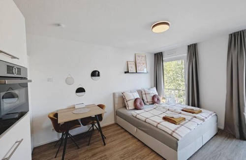 Metzingen Apartment | TiCasa HAPPY Zentral-Outlet-Parkplatz-Aufzug-SmartTV-Unique